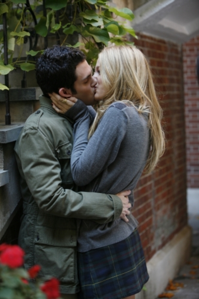 [Dan+Serena+Kiss+Outside.jpg]