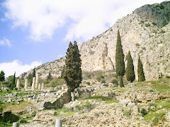 Templo de Apolo, al pie del Parnaso. Los cipreses...