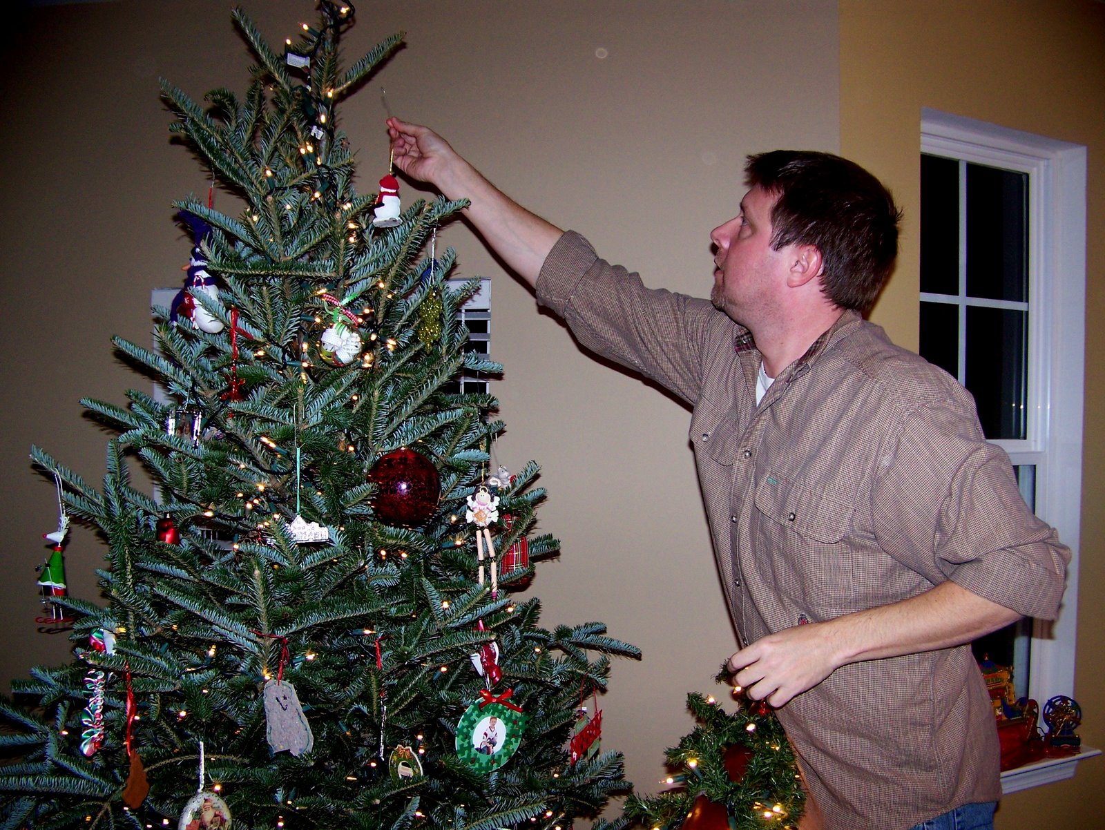[071128+Matt+hanging+ornaments01.jpg]