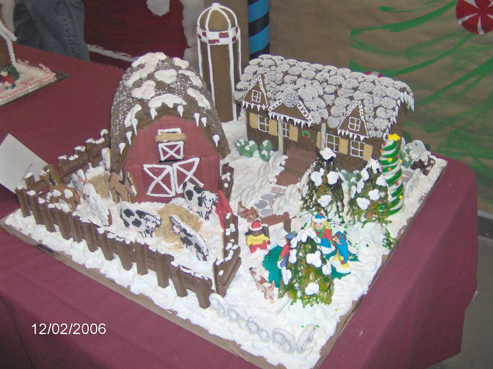 [061202+Christmasville+Gingerbread+house02.jpg]