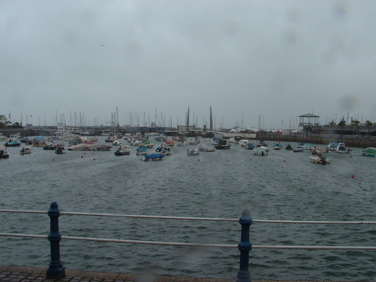 [070725.+Harbour+in+the+rain.jpg]