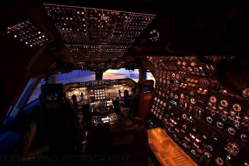 [top-10-aircraft-cockpit02.jpg]