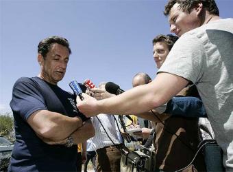 [Sarkozy_toma_descanso_hablar_periodistas_mientras_footing_cerca_Delimara_sur_Malta.jpg]