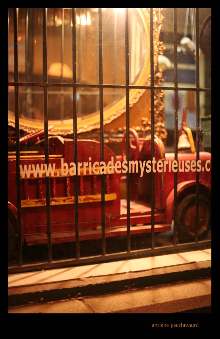 [Barricades+mystérieuses+-+Montréal+2008+-+antoine+peuchmaurd+(version+internet).jpg]