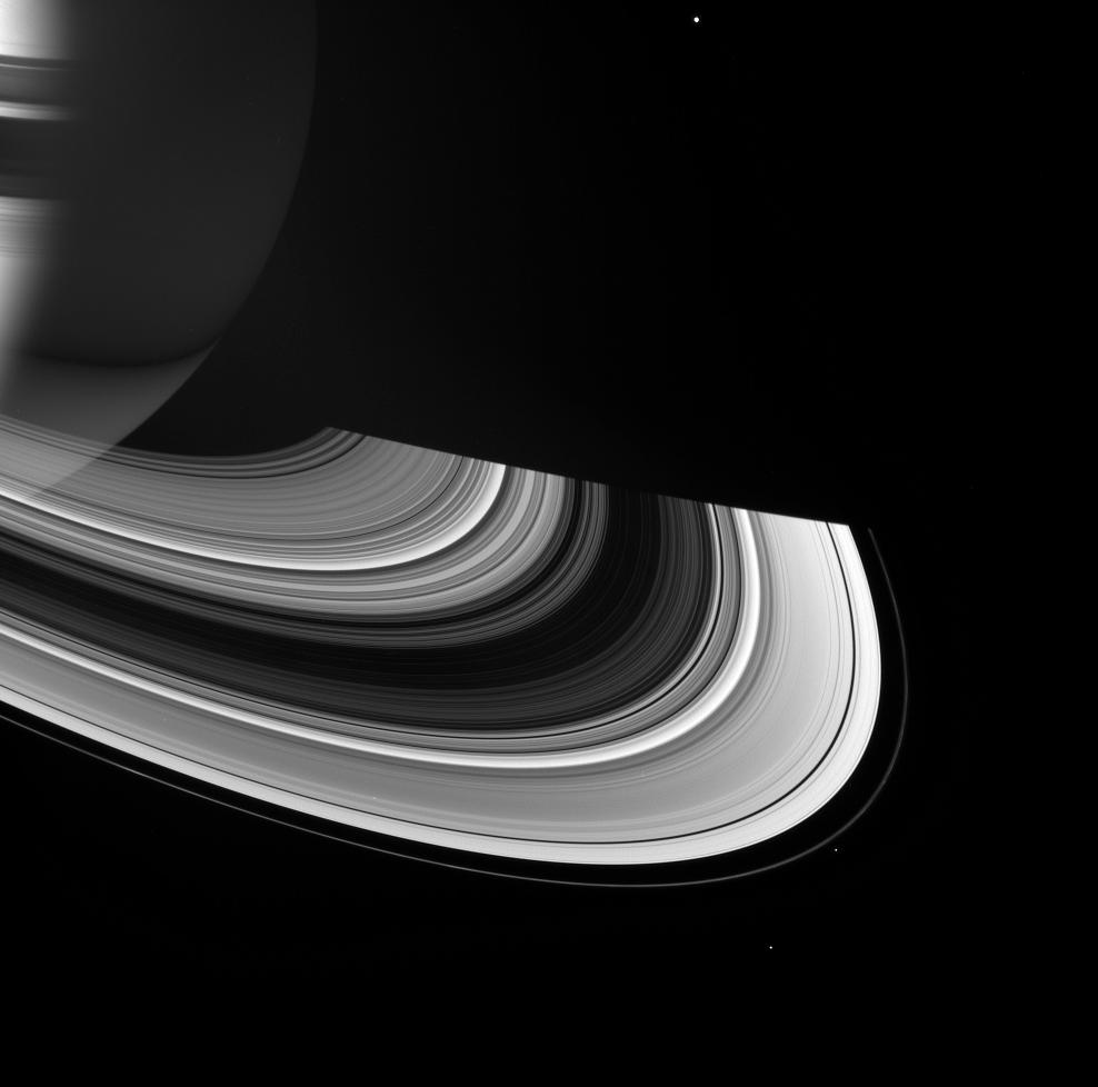 Saturno entre luz y sombra