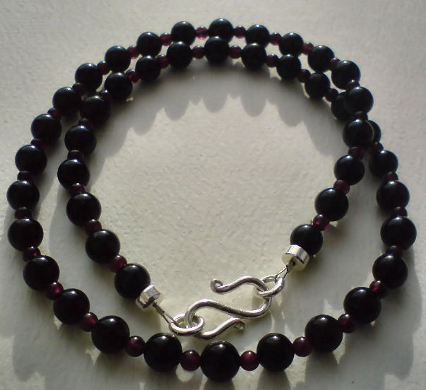 [onyx+and+garnet+necklace+with+silver+s+clasp+2.jpg]