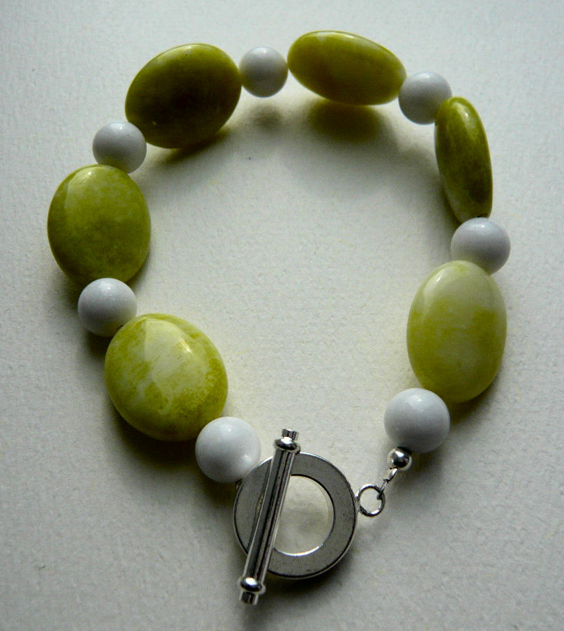 [lime+jade+and+white+jade+bracelet.jpg]