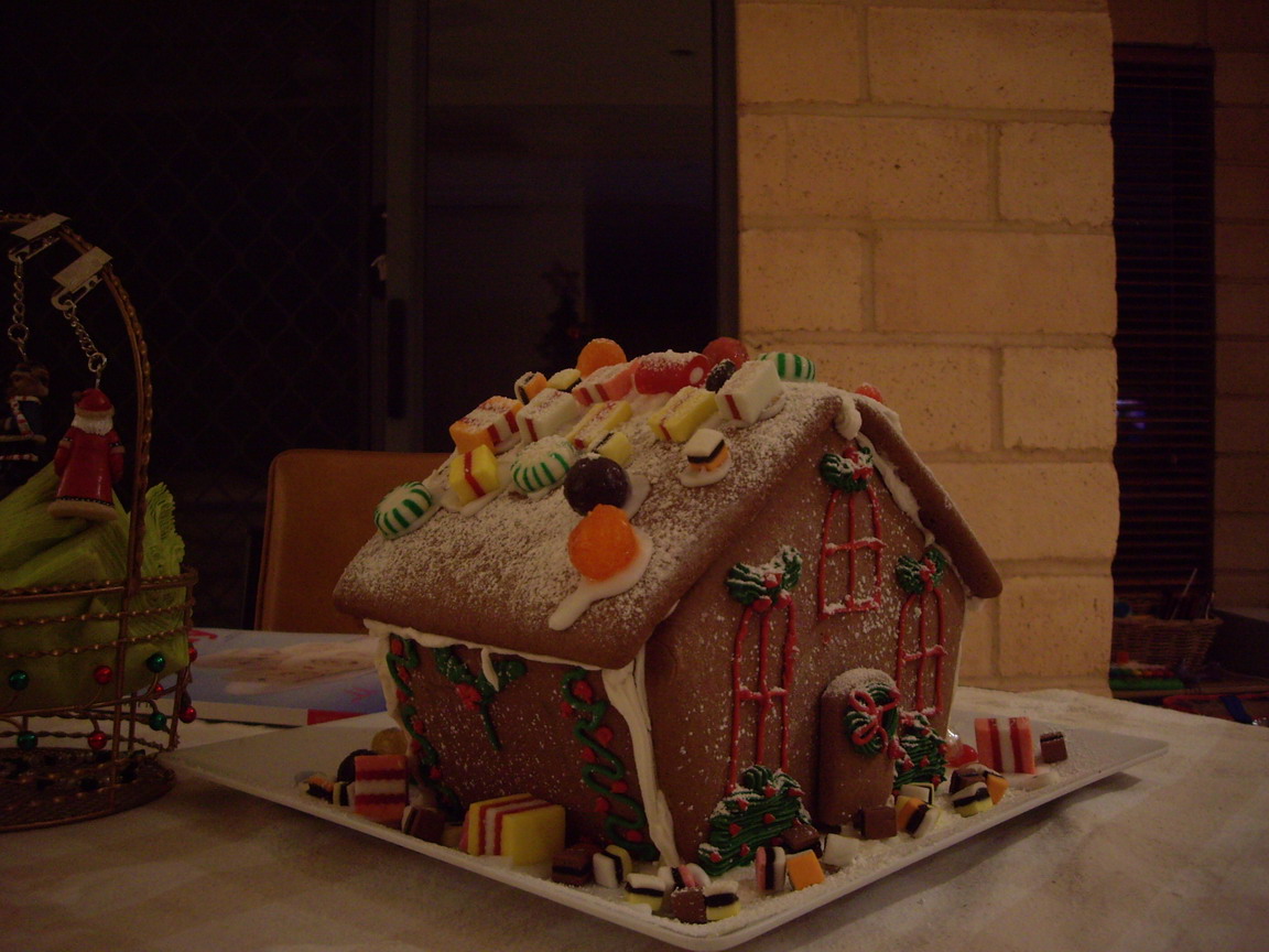 [jess's+gingerbread+house.jpg]
