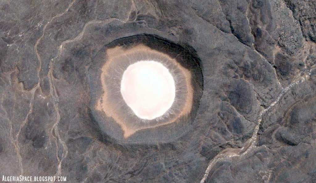 Amguid : Cratère d'une météorite - sud Algérie
