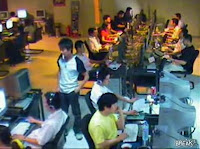 中国のネットカフェで財布を盗む男