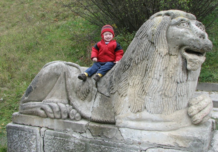 [10_28+Carter+and+Lion.JPG]