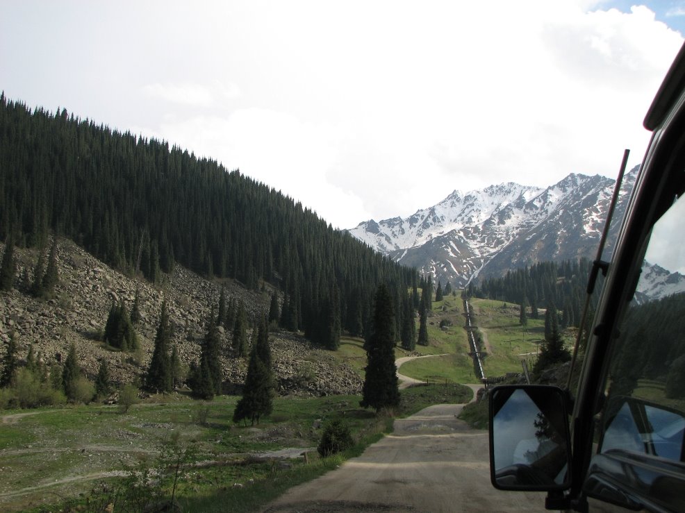 [05_19+-+Road+to+Almaty+Lake+3.JPG]