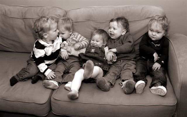[couch+babies+small+1.jpg]