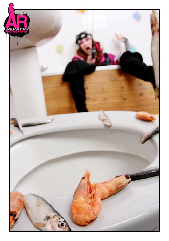 [Toilet_Fishing_05_by_adamrobertson.jpg]