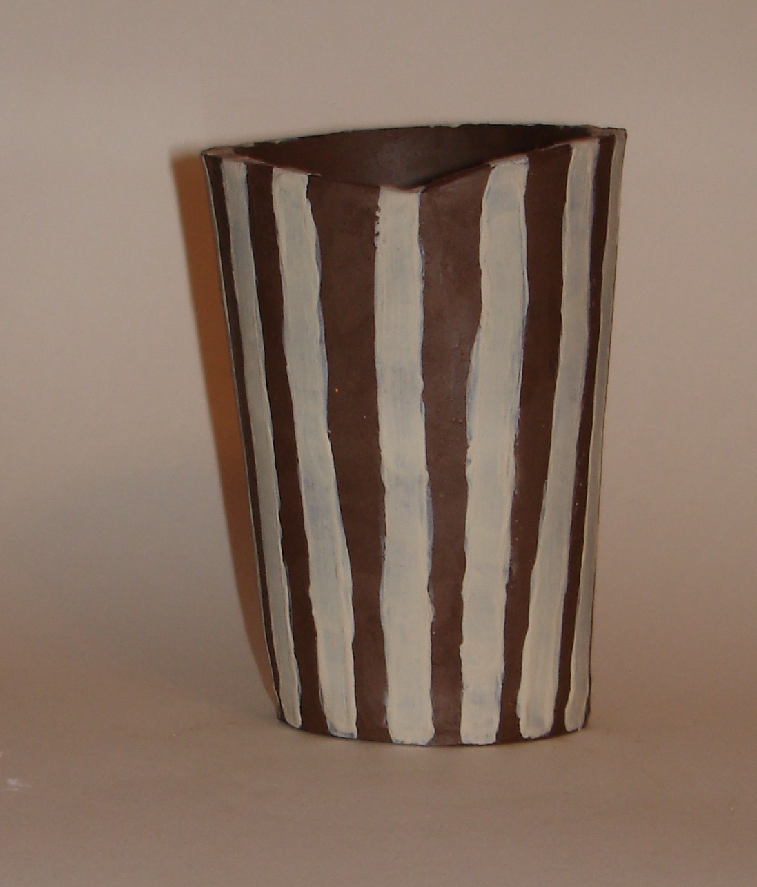 [porcelain+slip+over+black+clay+greenware+stripes.JPG]