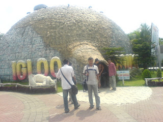 In front of the Igloo House (a very funny one hehe :D)