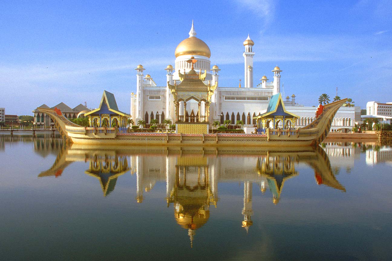 [BWN+Brunei+Bandar+Seri+Begawan+Omar+Ali+Saifuddien+Mosque+with+stone+boat+and+lagoon+by+day+b.jpg]