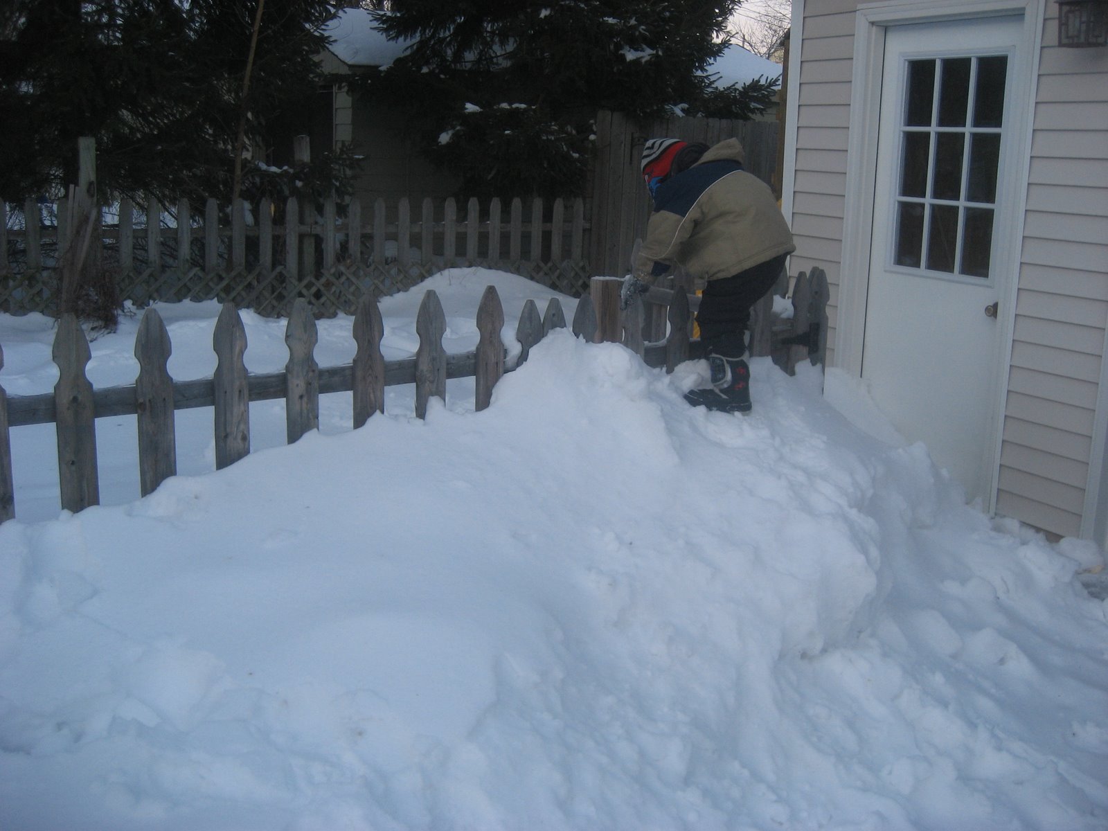 [luke+fence+snowstorm+feb.07.jpg]