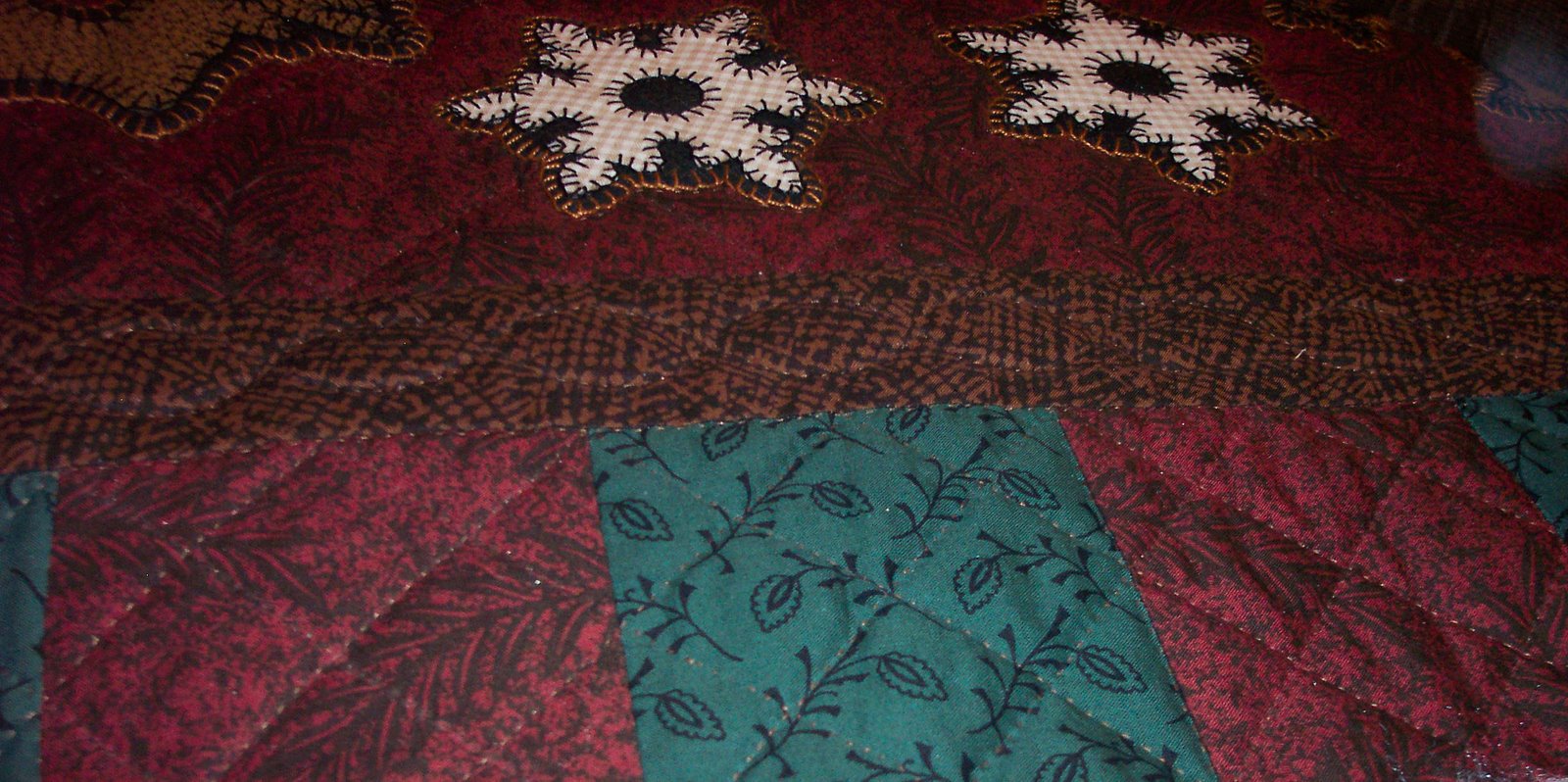 [Closeup+of+Holiday+Table+Topper+Hand+Quilting.JPG]