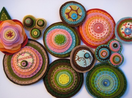 [9-felt+brooches+from+jenmenkhaus.jpg]