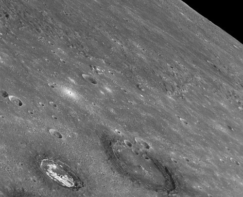 Halos oscuros en cráteres de Mercurio