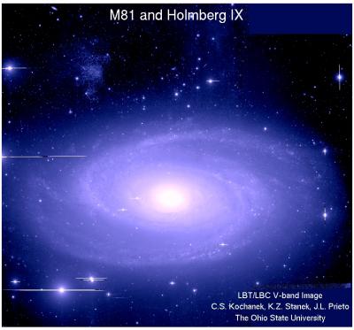 La gran galaxia M81 y arriba a la izquierda, Holmberg IX