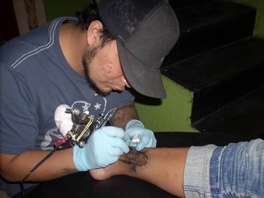 tatuando a evelyn