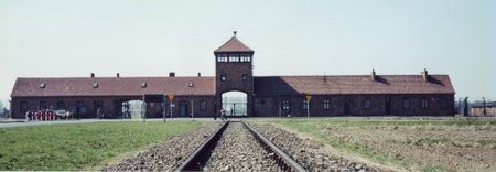 [450px-AuschwitzCampEntrance.jpg]