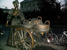 Statue of Molly Malone on Grafton Street
