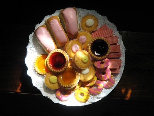 [24+06+07+011+pink&yellowcakes+e.jpg]