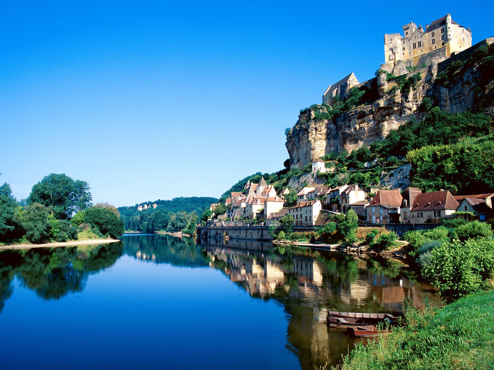[Beynac,+Dordogne+River,+France.jpg]