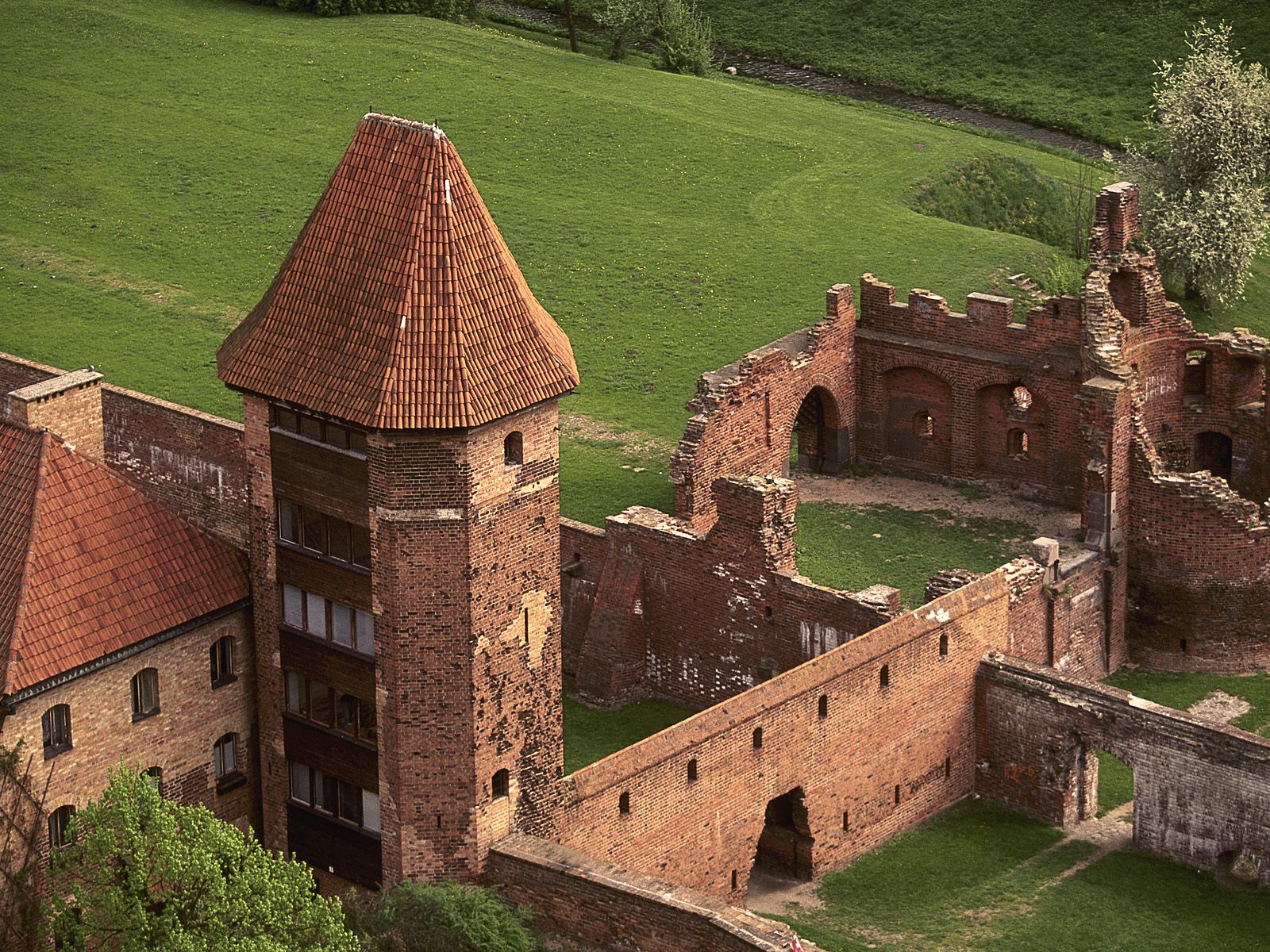 [Castle+of+Teutonic+Knights,+Malbork,+Pomerania,+Poland.jpg]