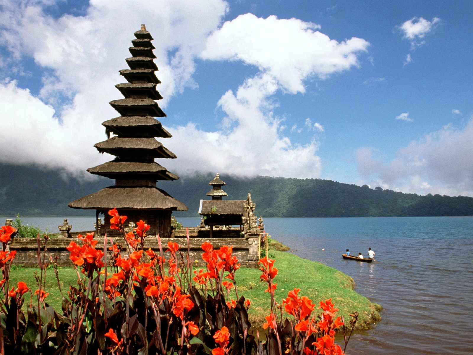 [Ulun+Danu+Temple,+Lake+Bratan,+Bali,+Indonesia.jpg]