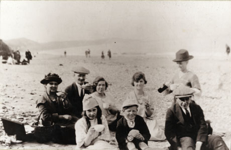 [old+people+at+the+beach.jpg]