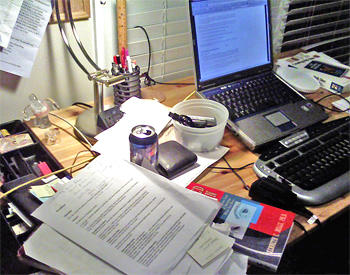[messy-desk.jpg]