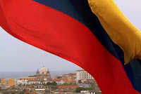 San Felipe de Barajas Kalesi'nden Kolombiya bayragi ve eski sehir - Cartagena