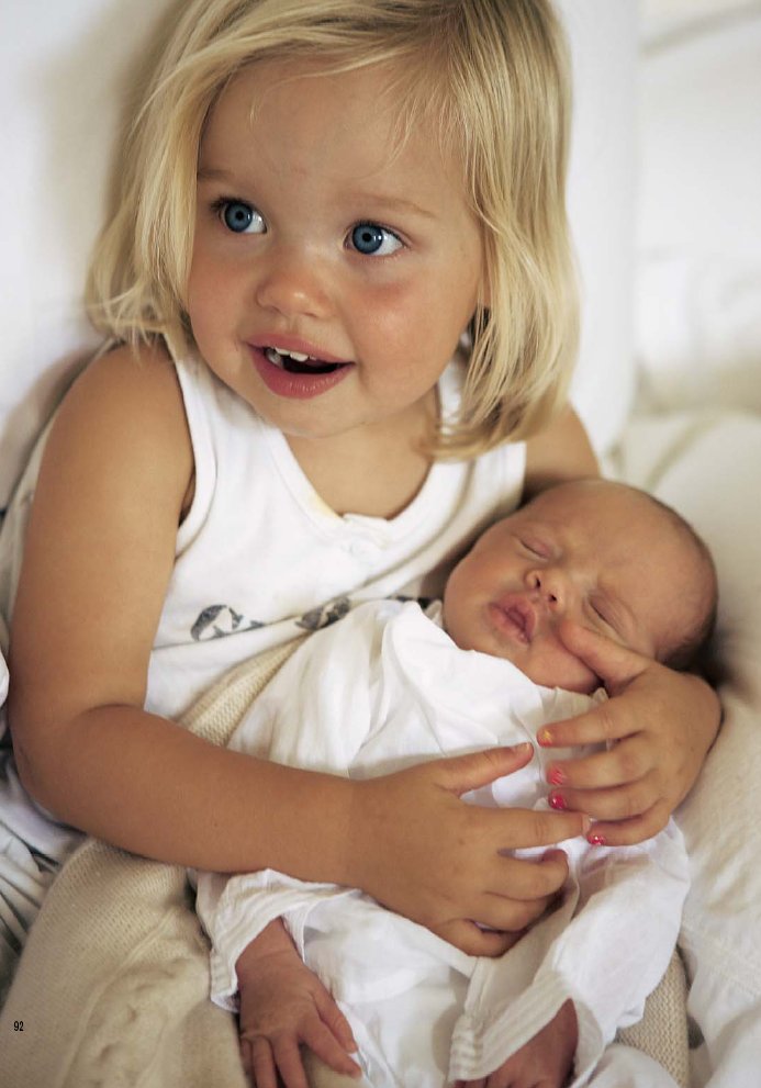 [Shiloh+and+the+baby+Jolie-Pitt.jpg]