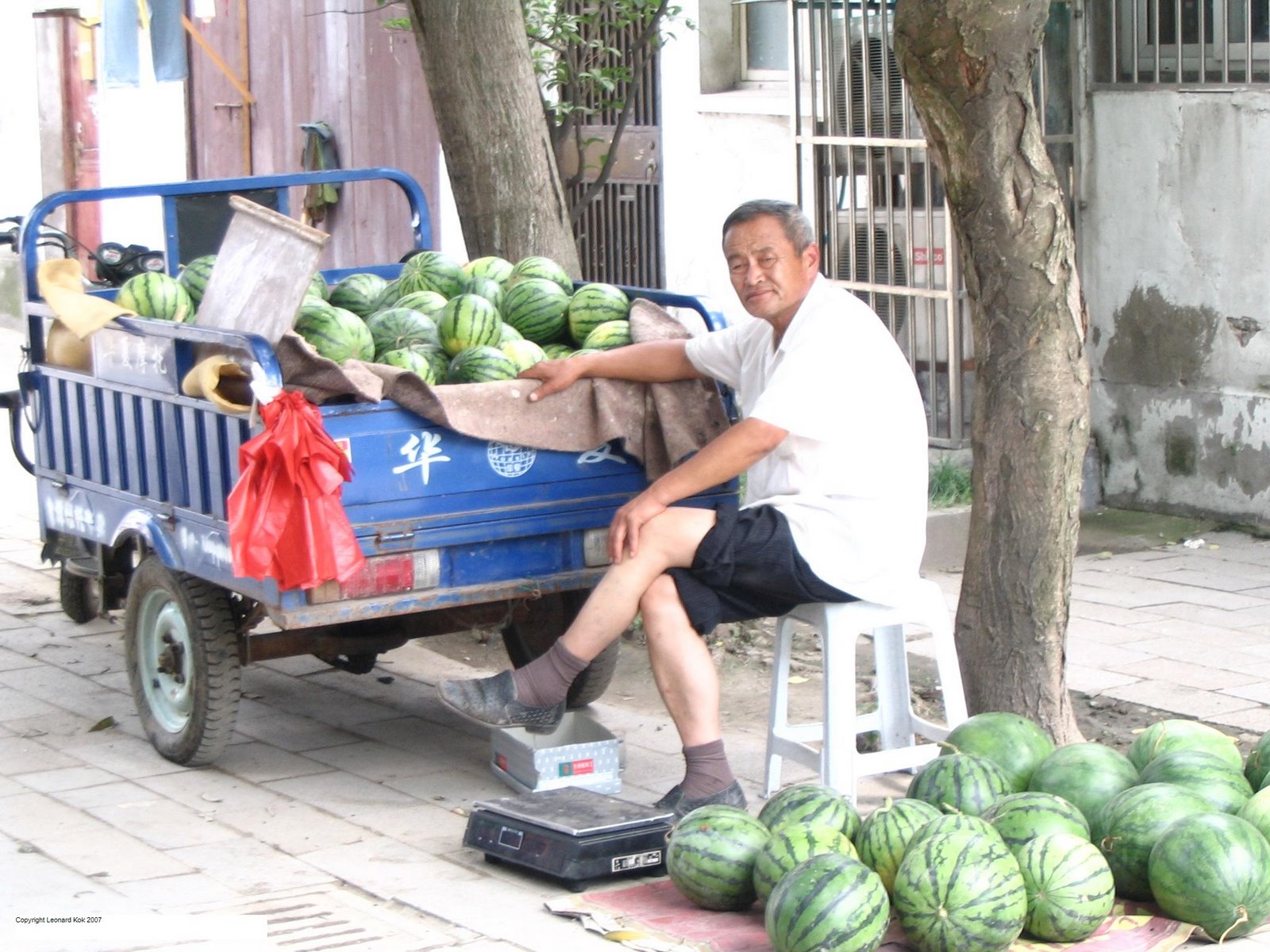 [man+selling+watermelons.JPG]