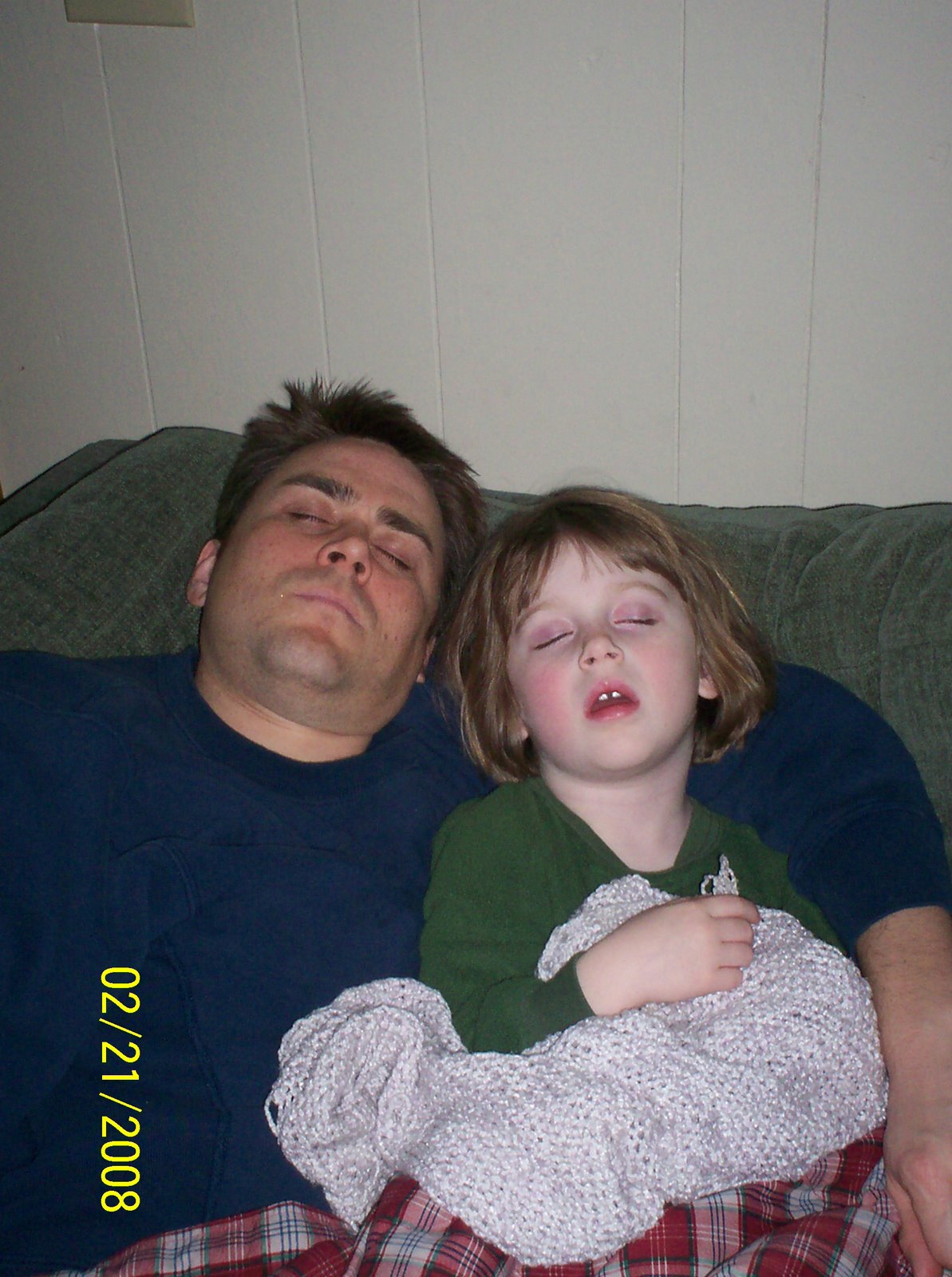 [080221+Daddy+and+Lauren+sleeping.jpg]