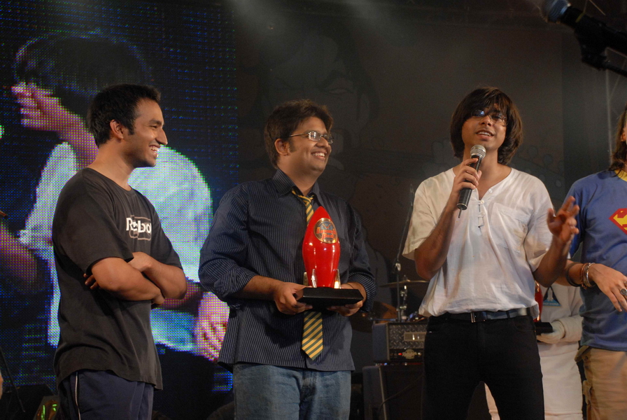 [Superfuzz'+Aditya,+Nikhil+&+Sanchal(L-R)+with+the+Trophy.jpg]
