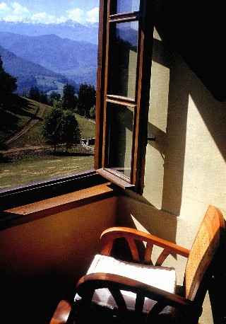 [paisaje+desde+una+ventana+y+silla+vacía.jpg]