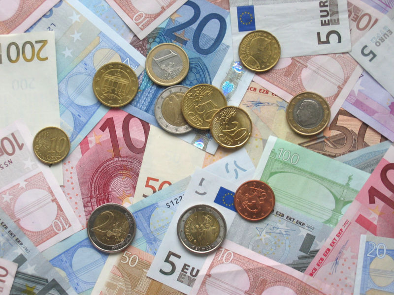 [Euro_coins_and_banknotes.jpg]