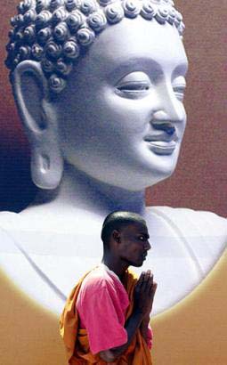 [BuddhistMonk-bowing--buddha.jpg]