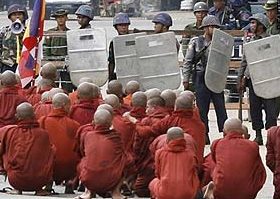 [burma-monks-soldiers.jpg]