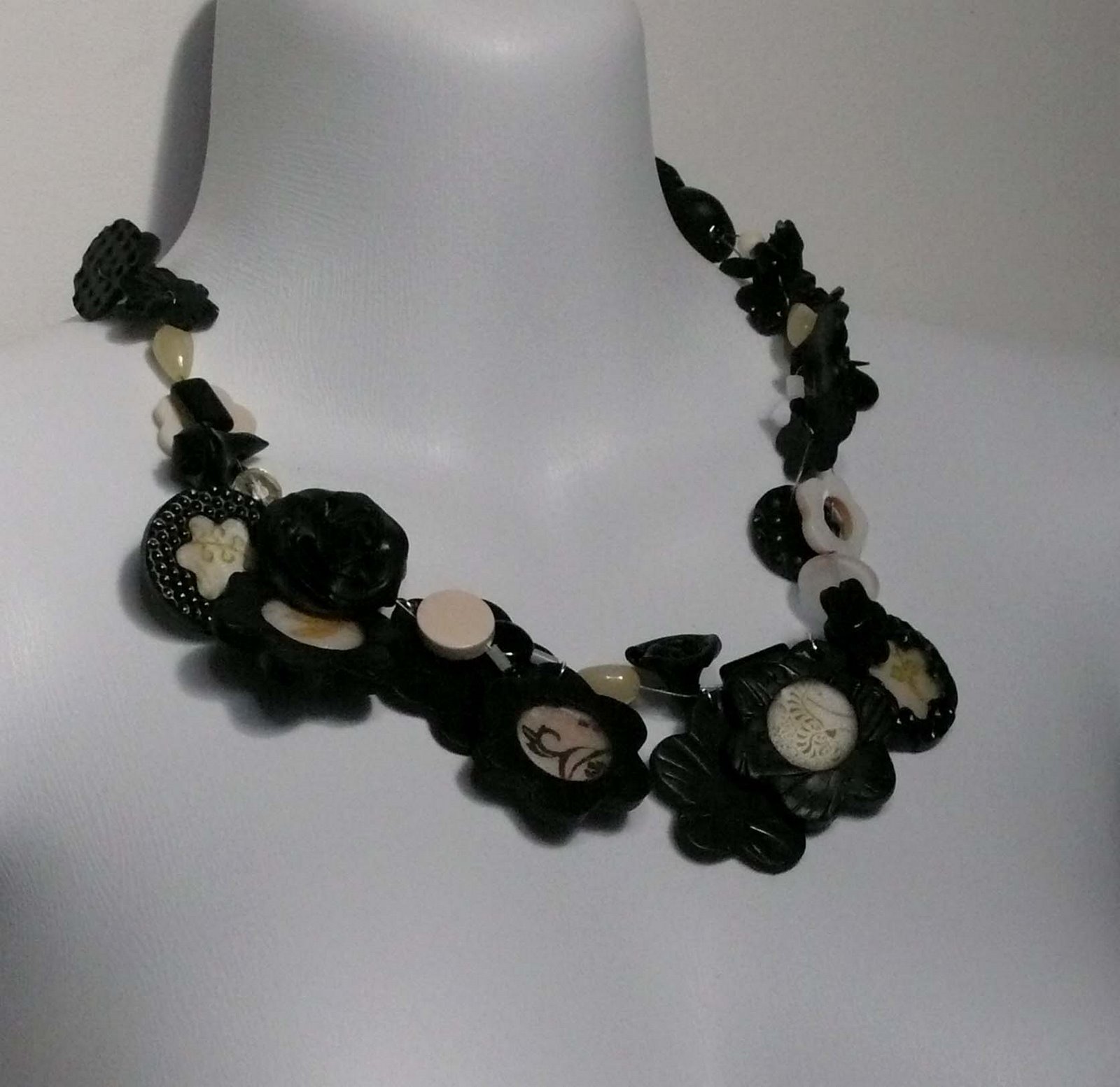 [black+roses+necklace+4.jpg]