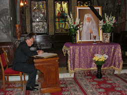 Ambasador Donato Chiarini signs the Memorial book of Patriarch Teoctist