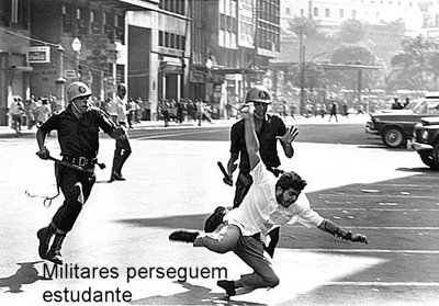 [Policiais+persegue+e+espanca+manifestante+contrÃƒÂ¡rio+ÃƒÂ +ditadura+militar+no+Brasil.jpg]