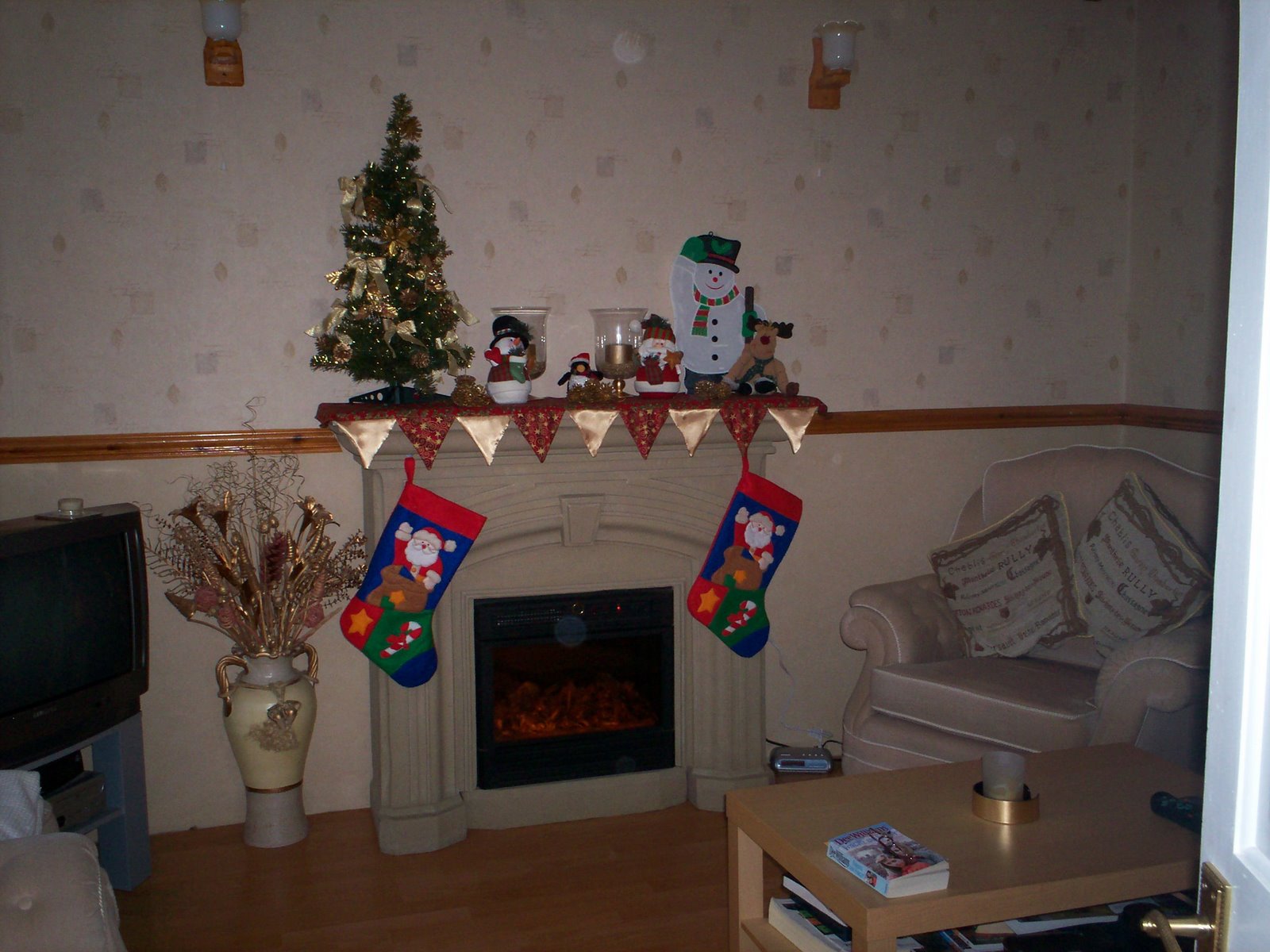 [Christmas+Mantle++from+hall+doorway+2006.jpg]