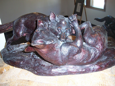 Combat chien et loup sculpture en bronze