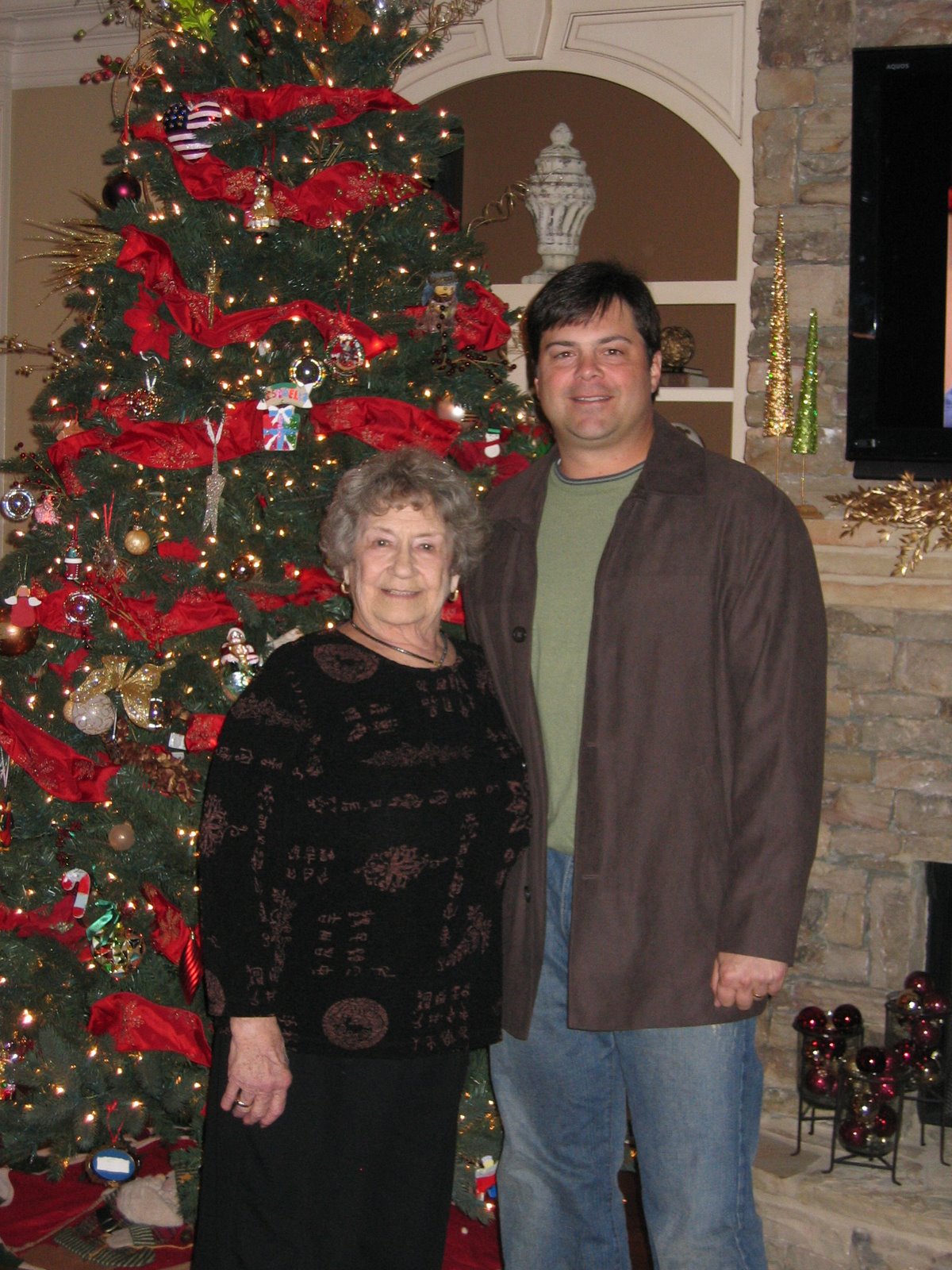[Mike+and+Nana+by+Christmas+tree.jpg]